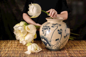 Bình vẽ sen men cổ
