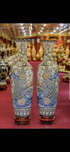 Lộc bình công đào đắp nổi men rạn ấn vẩy