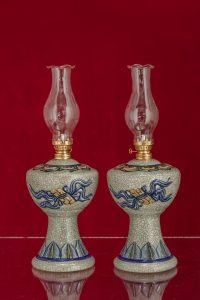 Đèn dầu men rạn đắp nổi