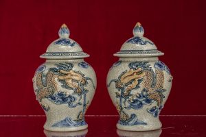 Chóe cúng men rạn đắp nổi