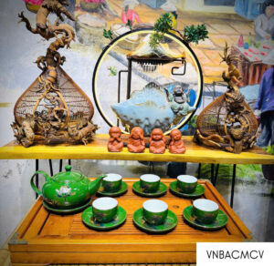 Bộ ấm chén sen vẽ chỉ vàng