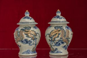 Chóe cúng men rạn đắp nổi
