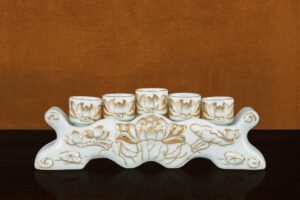 Kỷ ngai B5 men trắng nổi vẽ vàng