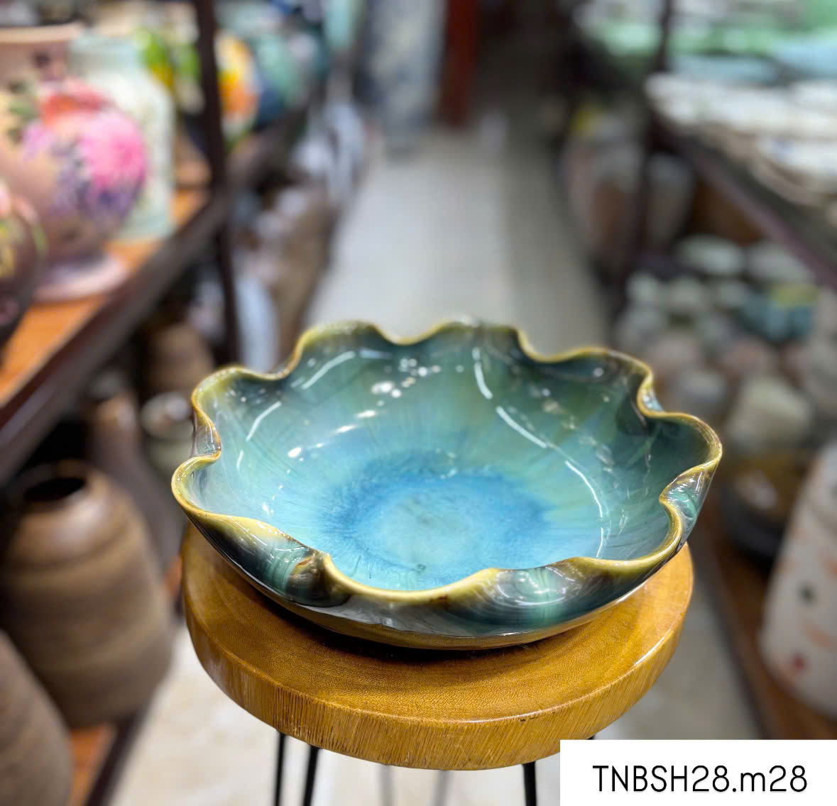 Bát sen thả hoa